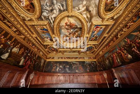 Fresken und Stuckarbeiten in der Sala del Consiglio dei Dieci, Dogenpalast, Palazzo Ducale, Venedig, Venetien, Italien Stockfoto