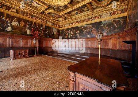 Fresken und Stuckarbeiten in der Sala del Consiglio dei Dieci, Dogenpalast, Palazzo Ducale, Venedig, Venetien, Italien Stockfoto