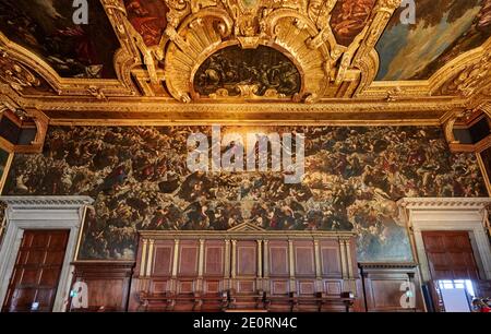 Prachtvoller Saal des Großen Rates (Sala del Maggior Consiglio) mit der längsten Leinwand der Welt, Il Paradiso von Tintoretto, Dogenpalast Stockfoto