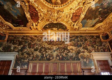 Prachtvoller Saal des Großen Rates (Sala del Maggior Consiglio) mit der längsten Leinwand der Welt, Il Paradiso von Tintoretto, Dogenpalast Stockfoto