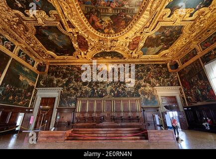 Prachtvoller Saal des Großen Rates (Sala del Maggior Consiglio) mit der längsten Leinwand der Welt, Il Paradiso von Tintoretto, Dogenpalast Stockfoto