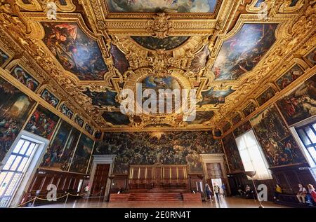 Prachtvoller Saal des Großen Rates (Sala del Maggior Consiglio) mit der längsten Leinwand der Welt, Il Paradiso von Tintoretto, Dogenpalast Stockfoto