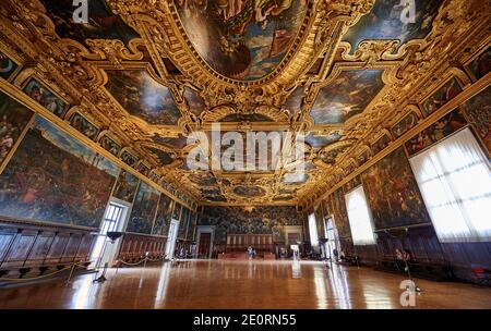 Prachtvoller Saal des Großen Rates (Sala del Maggior Consiglio) mit der längsten Leinwand der Welt, Il Paradiso von Tintoretto, Dogenpalast Stockfoto