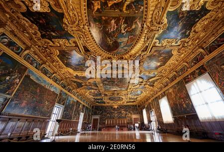 Prachtvoller Saal des Großen Rates (Sala del Maggior Consiglio) mit der längsten Leinwand der Welt, Il Paradiso von Tintoretto, Dogenpalast Stockfoto