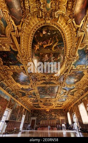 Prachtvoller Saal des Großen Rates (Sala del Maggior Consiglio) mit der längsten Leinwand der Welt, Il Paradiso von Tintoretto, Dogenpalast Stockfoto