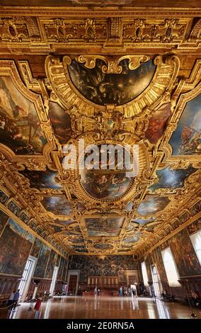 Prachtvoller Saal des Großen Rates (Sala del Maggior Consiglio) mit der längsten Leinwand der Welt, Il Paradiso von Tintoretto, Dogenpalast Stockfoto