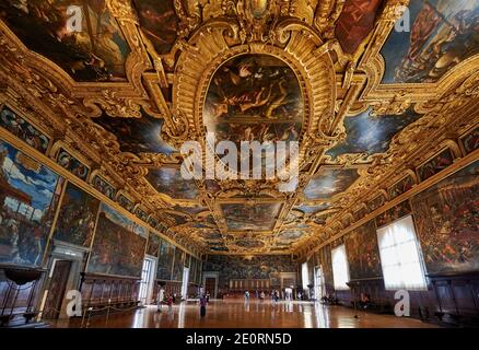 Prachtvoller Saal des Großen Rates (Sala del Maggior Consiglio) mit der längsten Leinwand der Welt, Il Paradiso von Tintoretto, Dogenpalast Stockfoto