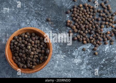 Stapel von Pfefferkörnern auf Marmor Hintergrund Stockfoto