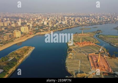 Dhaka, Dhaka, Bangladesch. Januar 2021. (Anmerkung des Herausgebers: Aufnahme mit einer Drohne.).Dieses Luftbild zeigt ein neu urbanisiertes Gebiet und Ziegelfeld, in Dhaka, Bangladesch am 02. Januar 2021. Die Welt durchläuft eine rasante Urbanisierung, und Bangladesch ist keine Ausnahme davon. Eine solche schnelle Urbanisierung erzeugt eine massive Nachfrage nach Ziegeln, da sie einer der wichtigsten Bestandteile für den Bau von Betonstrukturen ist. Um diesem wachsenden Bedarf gerecht zu werden, hat die Zahl der Ziegelbaufelder in Bangladesch mit alarmierender Geschwindigkeit zugenommen. Die meisten von ihnen fanden in landwirtschaftlichen Flächen, die Verringerung der Ursachen Stockfoto