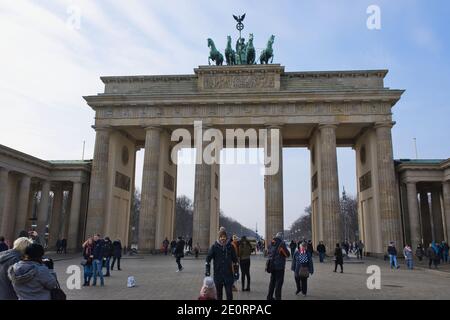 Berlin, Deutschland - 10. Februar: 2018: Blick auf das berühmte Brandenburger Tor in Berlin mit Menschen, die davor stehen Stockfoto