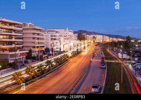 Blaue Stunde an Posidonos Allee, der Hauptküstenallee von Athen, Griechenland, während Sonnenuntergang Zeit im Neujahrstag. Stockfoto