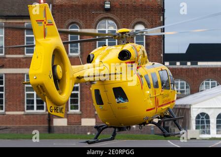 East Anglian Air Ambulance Airbus Helicopters H145 Hubschrauber registriert G-HEMC Landete auf dem Gelände der Southend High School für Jungenschule Stockfoto