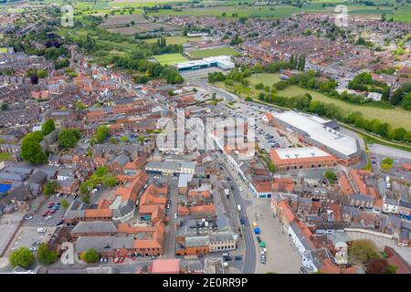 Luftaufnahme des historischen Dorfzentrums von Selby In York zeigt North Yorkshire in Großbritannien die Reihen Von neu gebauten Häusern an der Seite der Ri Stockfoto