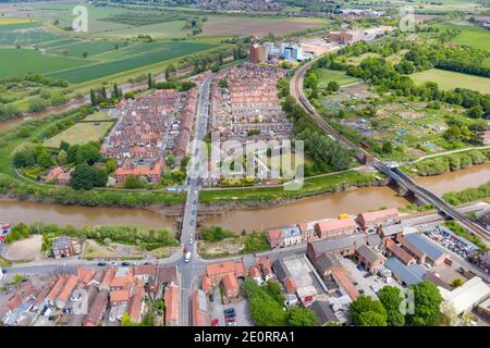 Luftaufnahme des historischen Dorfzentrums von Selby In York zeigt North Yorkshire in Großbritannien die Reihen Von neu gebauten Häusern an der Seite der Ri Stockfoto