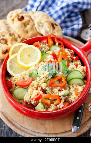 Salat Mit Perlencouscous Stockfoto