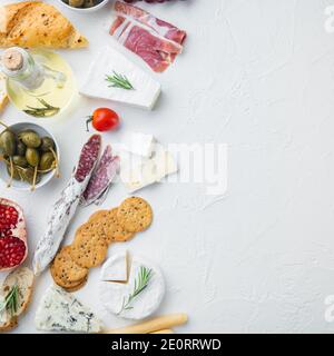 Zutaten für italienische Küche, Fleisch-Cheede, Kräuter-Set, auf weißem Hintergrund, Draufsicht mit Textstelle Stockfoto