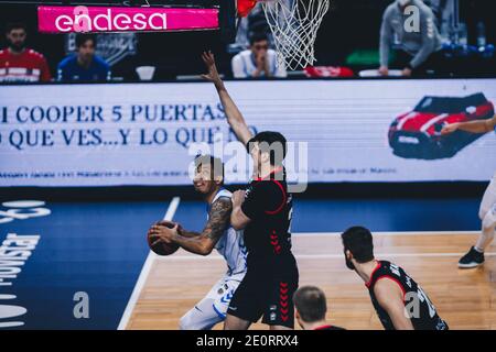 Bilbao, Baskenland, SPANIEN. Januar 2021. JAIME ECHENIQUE (26) von Gipuzkoa Basket mit dem Ball während der Liga ACB Woche 18 Spiel zwischen Retabet Bilbao Basket und Acunsa GBC in der Miribilla Bilbao Arena. Bilbao gewann 81:80 Credit: Edu Del Fresno/ZUMA Wire/Alamy Live News Stockfoto