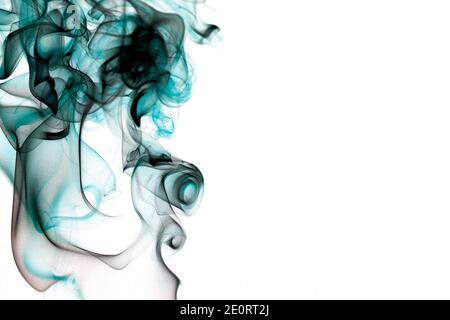 Blauer weißer Rauch mit vielen Turbulenzen auf weißem Hintergrund Stockfoto