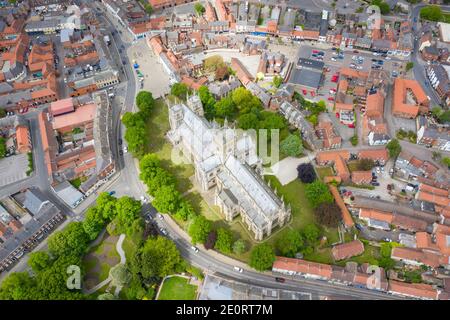 Luftaufnahme der historischen Abtei von Selby in der Stadt Von Selby in York North Yorkshire in Großbritannien Die englischen mittelalterlichen Kirchengebäude displa Stockfoto