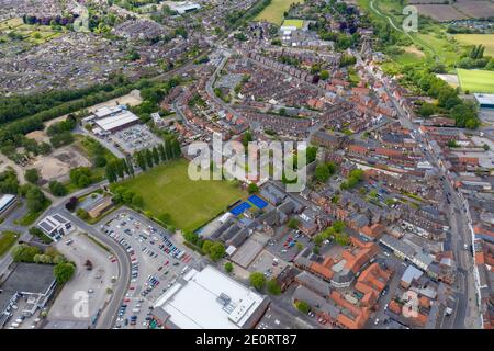 Luftaufnahme des historischen Dorfzentrums von Selby In York zeigt North Yorkshire in Großbritannien die Reihen Von neu gebauten Häusern an der Seite der Ri Stockfoto