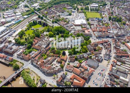 Luftaufnahme der historischen Abtei von Selby in der Stadt Von Selby in York North Yorkshire in Großbritannien Die englischen mittelalterlichen Kirchengebäude displa Stockfoto