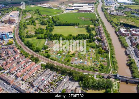 Luftaufnahme des historischen Dorfzentrums von Selby In York zeigt North Yorkshire in Großbritannien die Reihen Von neu gebauten Häusern an der Seite der Ri Stockfoto