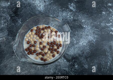 Schokolade und Weizenkugeln in Glasschale Stockfoto