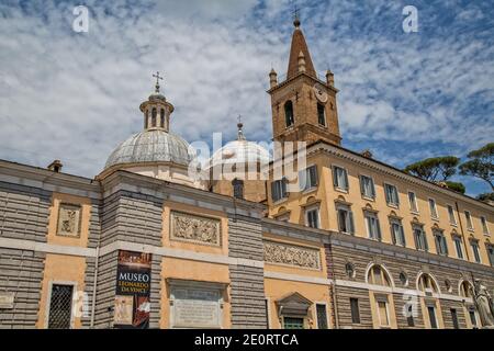 Das Museum Leonardo Da Vinci und die Kirche Santa Maria del Popolo auf der Piazza del Popolo in Rom, Italien Stockfoto