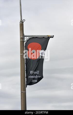 WESTPORT, NEUSEELAND, 14. NOVEMBER 2020: Eine Anzac-Tag-Flagge schmückt einen Lichtpfosten in der Hauptstraße von Westport, Westküste, Neuseeland. Stockfoto