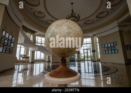 Der Globus des Mondes am Shamakhi Astrophysical Observatory, zwei-Meter-Spiegelteleskop im Dorf Pirqulu, Aserbaidschan. Das Instrument wurde in Deutschland produziert. Es wurde 1964 installiert und wurde das erste Teleskop des Südkaukasus. Die erste Beobachtung mit dem Teleskop wurde 1966 gemacht. 2008 wurde das Teleskop modernisiert und das Gebäude repariert. Stockfoto