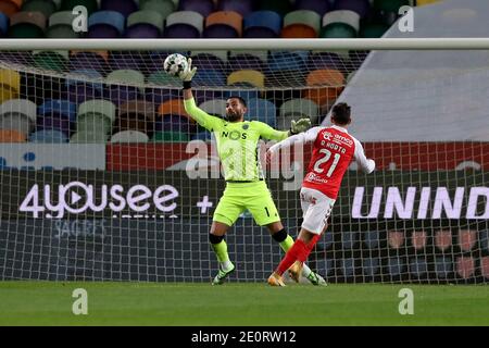 Lissabon, Portugal. Januar 2021. Ricardo Horta vom SC Braga (R ) spielt mit Sporting Torwart Antonio Adan während des Fußballspiels der Portugiesischen Liga zwischen Sporting CP und SC Braga am 2. Januar 2021 im Jose Alvalade Stadion in Lissabon, Portugal. Quelle: Pedro Fiuza/ZUMA Wire/Alamy Live News Stockfoto