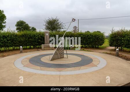 Das Sundial Memorial auf dem Battlefield Trail Walk im Bosworth Battlefield Heritage Centre und Country Park, in der Nähe des Market Bosworth, Großbritannien. Stockfoto