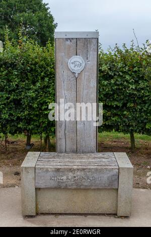 Gedenkbank an König Richard III, Sundial Memorial im Bosworth Battlefield Heritage Centre und Country Park, in der Nähe des Market Bosworth, Großbritannien. Stockfoto