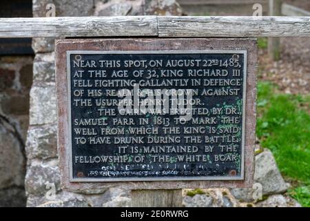 Die Gedenktafel des Königs Richard's Well befindet sich auf dem Battlefield Trail Walk, dem Battlefield Heritage Centre und dem Country Park in Bosworth, in der Nähe des Market Bosworth, Großbritannien. Stockfoto