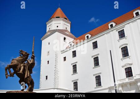 Svatopluk-Statue vor der Burg Bratislava, an sonnigen Tagen blauer Himmel Stockfoto