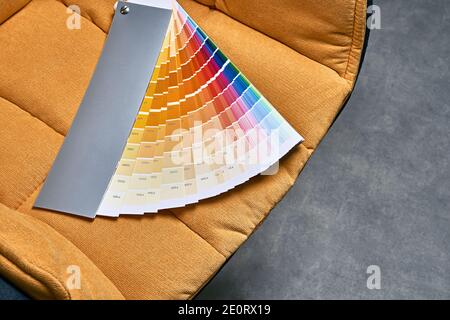 Farbradpalette zur Auswahl des Farbtons. Verschiedene Farben auf gelbem Stuhl Hintergrund. Designer-Inneneinrichtung. Stockfoto