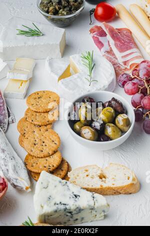 Zutaten für die mediterrane Küche, Fleisch Cheede, Kräuter-Set, auf weißem Hintergrund Stockfoto