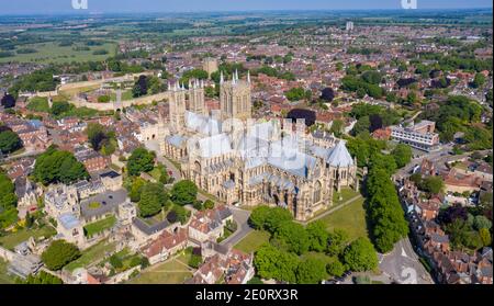 Luftaufnahmen der Lincoln Cathedral, des Lincoln Minster im britischen Stadtzentrum von Lincoln East Midlands an einem hellen sonnigen Sommertag, die den Nebel zeigen Stockfoto