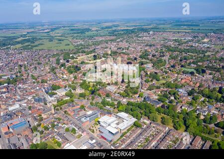 Luftaufnahmen der Lincoln Cathedral, des Lincoln Minster im britischen Stadtzentrum von Lincoln East Midlands an einem hellen sonnigen Sommertag, die den Nebel zeigen Stockfoto