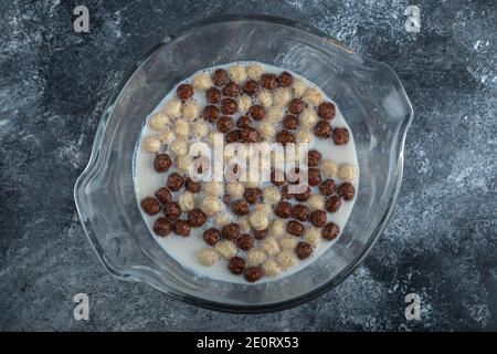 Schokolade und Weizenkugeln in Glasschale Stockfoto