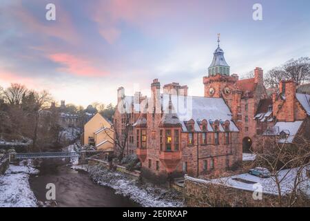 Ein schöner Nachmittag im historischen Dean Village in Edinburgh, Schottland nach einem frischen Schneefall im Winter. Stockfoto