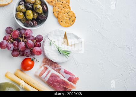 Zutaten für mediterrane Küche, Fleisch-Cheede, Kräuter-Set, auf weißem Hintergrund, flache Lay mit Platz für Text Stockfoto