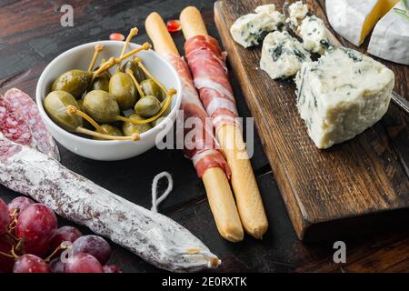 Zutaten für spanische Küche, Fleisch Cheede, Kräuter Set, auf dunklem Holzhintergrund Stockfoto