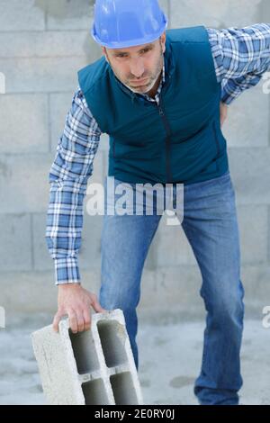 Bauarbeiter bekommt Rückenverletzung Stockfoto