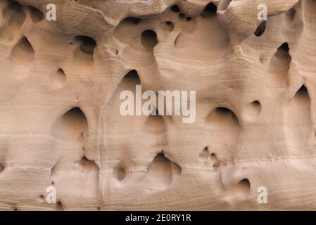 Gran Canaria, erstaunliche Sandsteinerosion Figuren in Schluchten auf Punta de las Arenas Kap auf dem westlichen Teil der Insel, auch Playa de Artena genannt Stockfoto