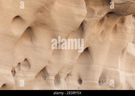 Gran Canaria, erstaunliche Sandsteinerosion Figuren in Schluchten auf Punta de las Arenas Kap auf dem westlichen Teil der Insel, auch Playa de Artena genannt Stockfoto