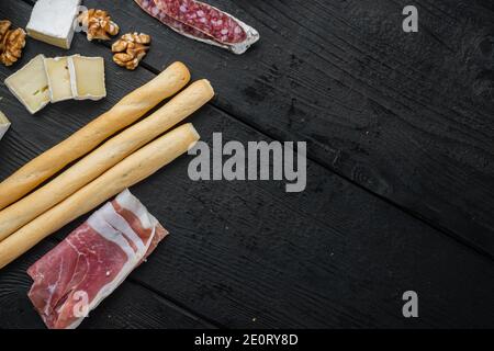 Zutaten für mediterrane Küche, Fleischkieder, Kräuter-Set, auf schwarzem Holztisch, flaches Lay mit Texthinterlegungs-Platz Stockfoto
