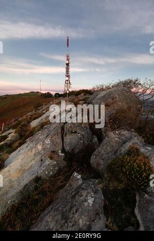 Kommunikationsantennen an der Spitze des Jaizkibel Berges, Baskenland. Stockfoto