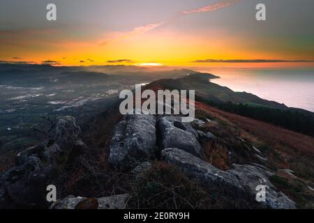 Wanderer Blick auf den Sonnenuntergang von der Spitze des Berges Jaizkibel, Baskenland. Stockfoto