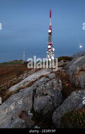 Kommunikationsantennen an der Spitze des Jaizkibel Berges, Baskenland. Stockfoto